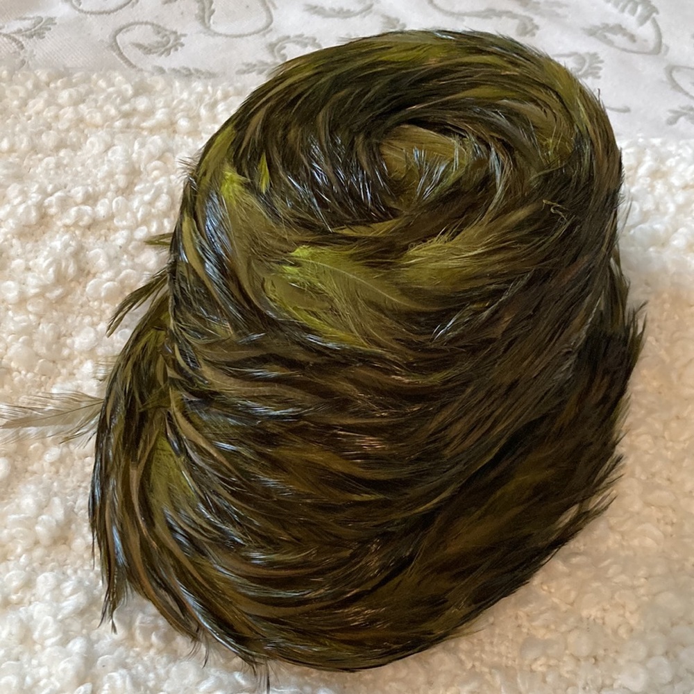 Absolutely Gorgeous Pristine Condition Feathered … - image 2